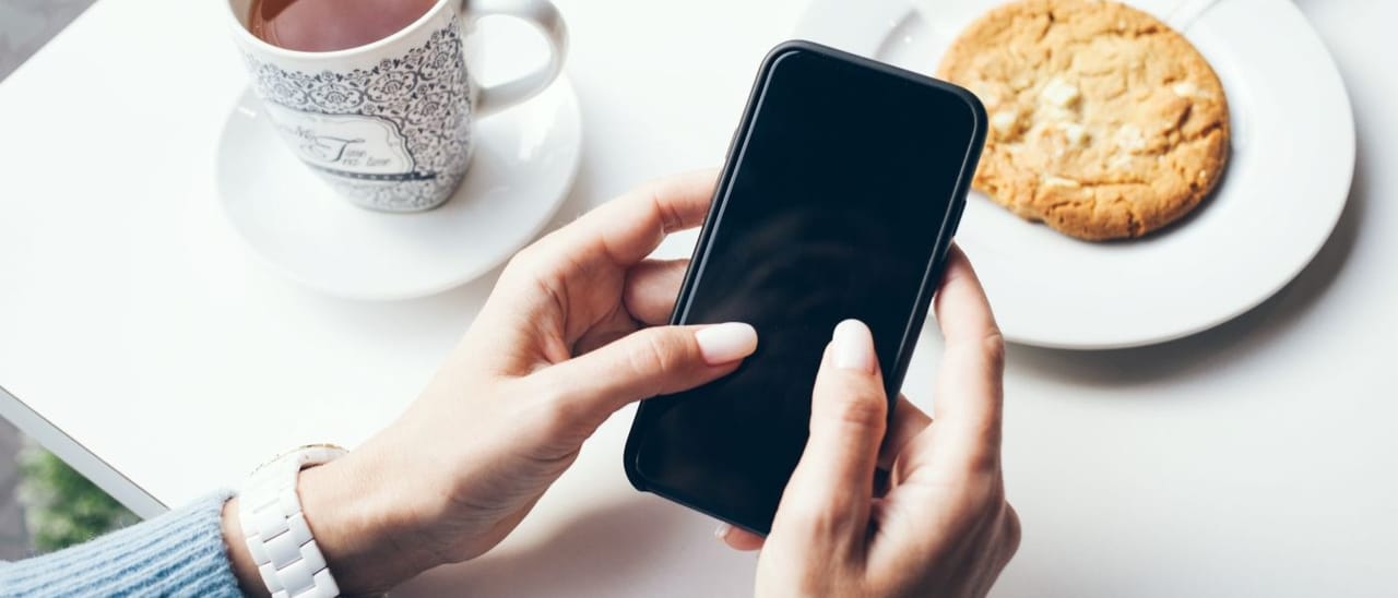 smartphone op tafel