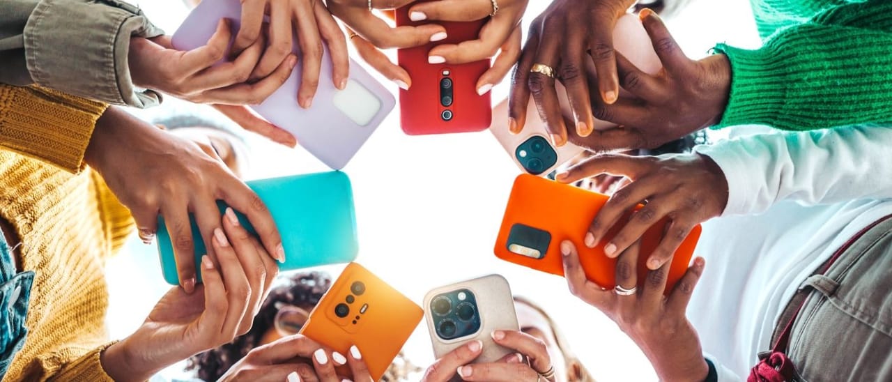 Handen in kring met telefoon